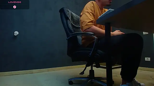 Snapshot of EnzoRace chatting on October 21, 2025, 4:35 am EnzoRace online show from October 21, 2025, 4:35 am