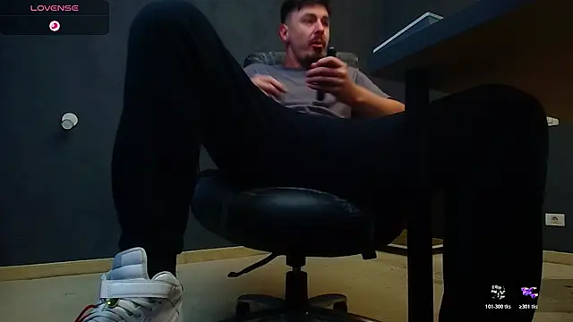 Snapshot of EnzoRace chatting on November 13, 2025, 5:39 am EnzoRace online show from November 13, 2025, 5:39 am