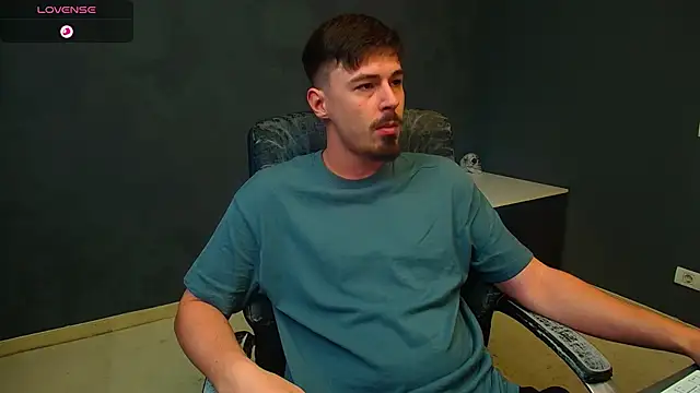 Snapshot of EnzoRace chatting on November 15, 2025, 5:49 am EnzoRace online show from November 15, 2025, 5:49 am