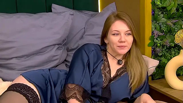 Snapshot of VeraHaze chatting on November 11, 2025, 2:22 am VeraHaze online show from November 11, 2025, 2:22 am