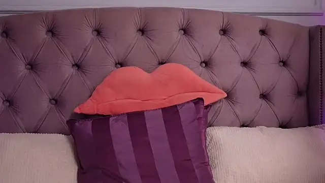 Snapshot of JenniferLovve chatting on July 6, 2026, 2:41 am JenniferLovve online show from July 6, 2026, 2:41 am