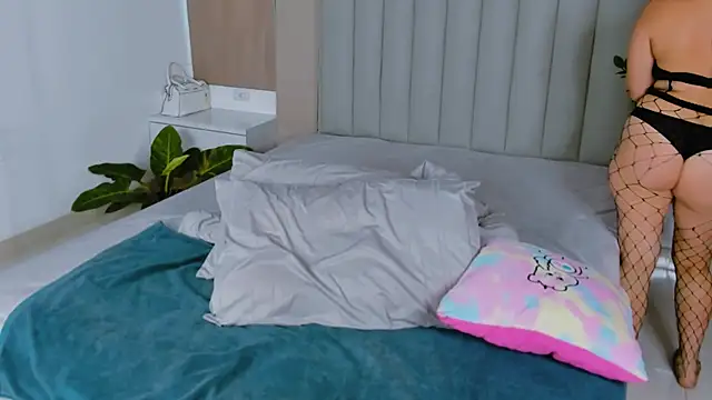 Juliamills online show from April 25, 2026, 1:08 am