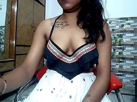 Snapshot of HOT_AARVI11 chatting on October 4, 2025, 6:06 pm HOT AARVI11 online show from October 4, 2025, 6:06 pm