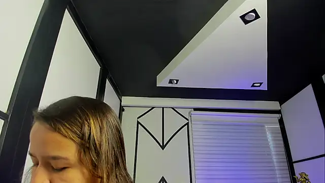 ElaBourn  online show from September 17, 2025, 1:13 pm