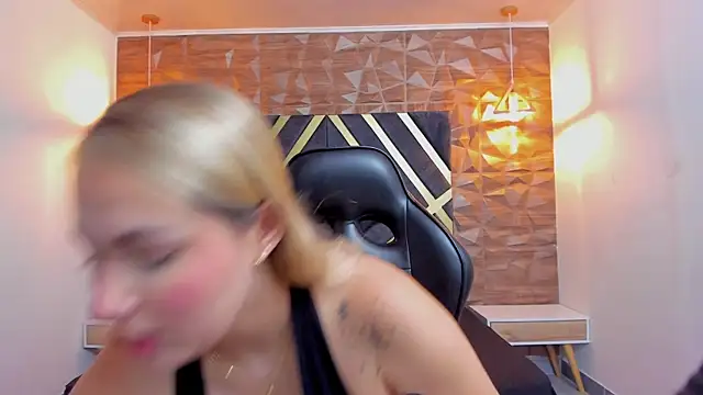 Snapshot of Emmaa_white_ chatting on May 2, 2026, 5:18 pm Emmaa white online show from May 2, 2026, 5:18 pm