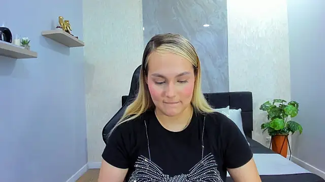 Snapshot of Emmaa_white_ chatting on May 12, 2026, 5:32 pm Emmaa white online show from May 12, 2026, 5:32 pm