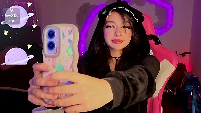 larah uwu online show from March 14, 2026, 9:20 pm