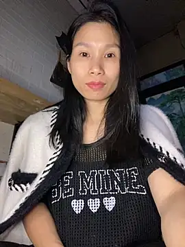 Snapshot of MinHiNi chatting on December 5, 2025, 6:55 am MinHiNi online show from December 5, 2025, 6:55 am