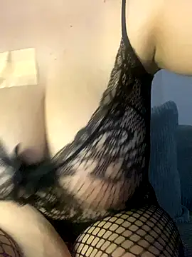 Snapshot of emiliafrancaise chatting on October 13, 2025, 11:54 am emiliafrancaise online show from October 13, 2025, 11:54 am