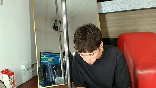 Snapshot of _DantFox_ chatting on October 8, 2025, 8:17 pm DantFox online show from October 8, 2025, 8:17 pm