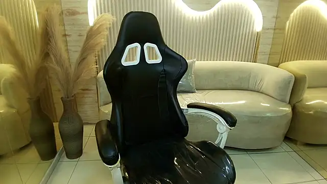 Snapshot of scarlettvixen_r chatting on September 8, 2025, 8:30 pm scarlettvixen r online show from September 8, 2025, 8:30 pm