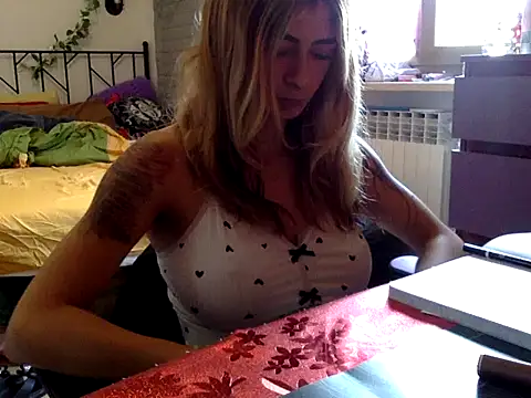 Snapshot of piccolaflo chatting on May 13, 2026, 10:45 am piccolaflo online show from May 13, 2026, 10:45 am