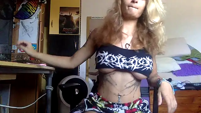 Snapshot of piccolaflo chatting on July 19, 2026, 12:42 pm piccolaflo online show from July 19, 2026, 12:42 pm