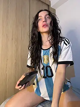 karinasantos  online show from June 16, 2026, 11:07 pm