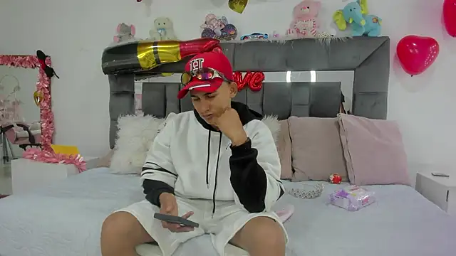 Jade rey  online show from February 12, 2026, 1:44 am