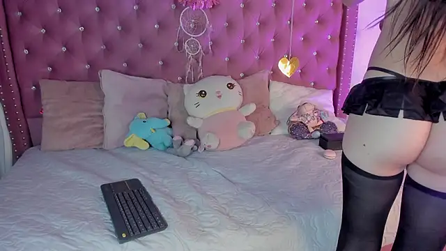 Jade rey  online show from March 14, 2026, 9:42 pm