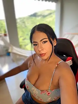 samanthahut1 online show from April 25, 2026, 9:01 pm