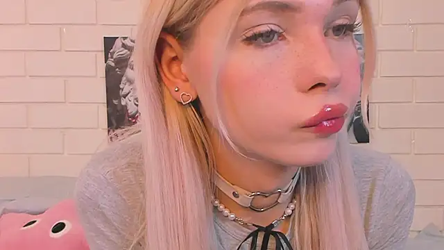 Blondy Fina online show from October 24, 2025, 4:53 am