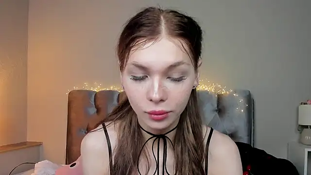 Blondy Fina online show from July 17, 2026, 5:47 am