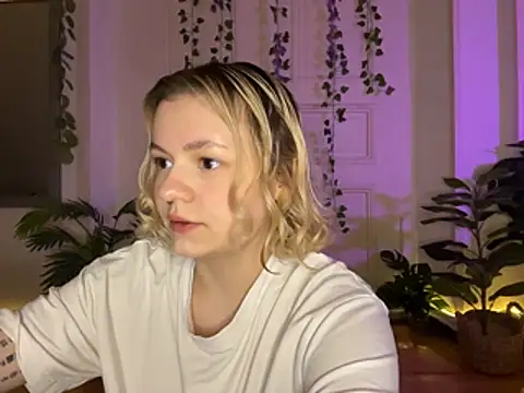 MoonIvy  online show from August 6, 2026, 8:22 pm