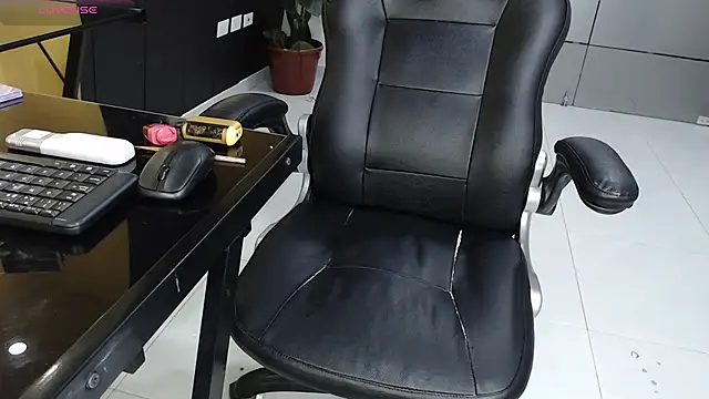 Snapshot of VioletLux chatting on December 4, 2025, 12:42 am VioletLux online show from December 4, 2025, 12:42 am