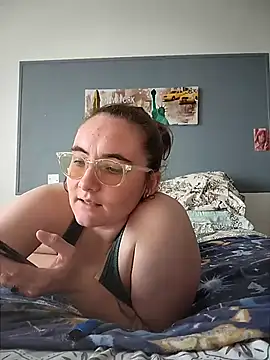 Snapshot of AndHerXO chatting on May 7, 2026, 11:37 am AndHerXO online show from May 7, 2026, 11:37 am