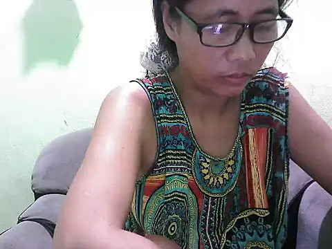 HotLadyPinay32 online show from May 10, 2026, 8:47 pm