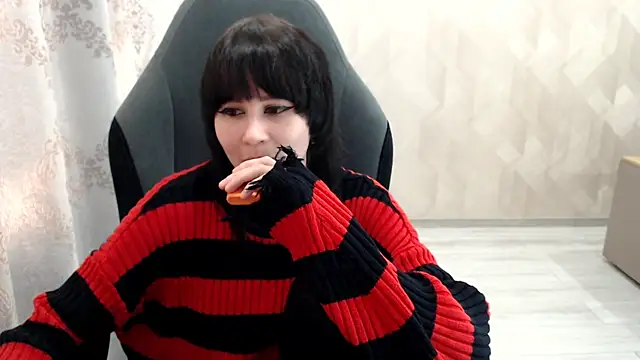 Snapshot of MistyDark chatting on October 9, 2025, 10:24 am MistyDark online show from October 9, 2025, 10:24 am