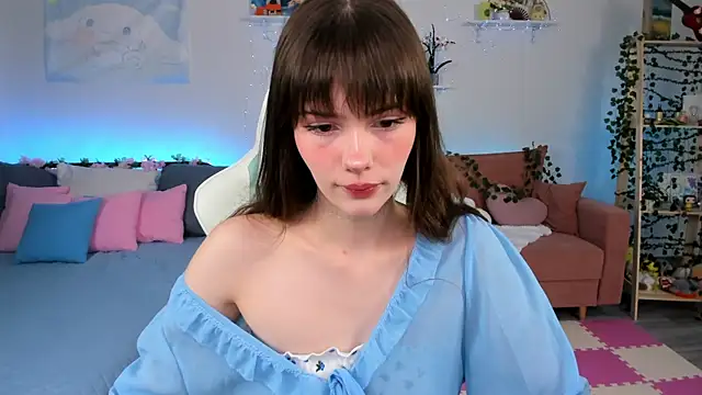 Zoe Vee online show from July 18, 2026, 3:54 am