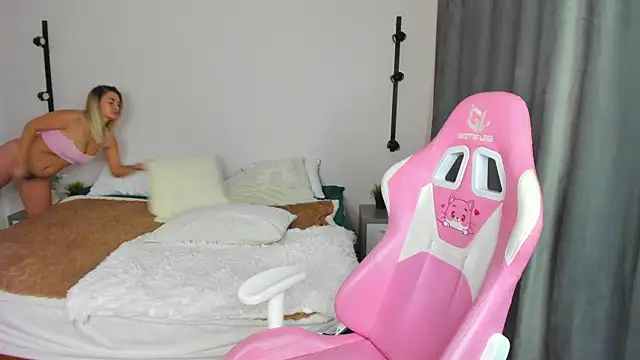 Snapshot of Marie_Ellie chatting on October 15, 2025, 2:01 am Marie Ellie online show from October 15, 2025, 2:01 am