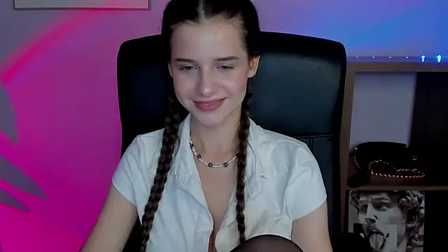 LuxMaya online show from September 17, 2025, 5:42 am