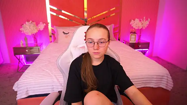 ArrinaWairr online show from October 9, 2025, 7:39 am