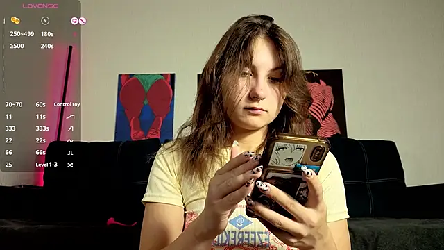 Snapshot of TrixiBell chatting on October 18, 2025, 4:15 am TrixiBell online show from October 18, 2025, 4:15 am