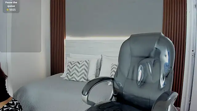 Emmy Meadows online show from November 3, 2025, 7:26 pm