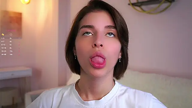 EleneButton online show from October 8, 2025, 1:25 am