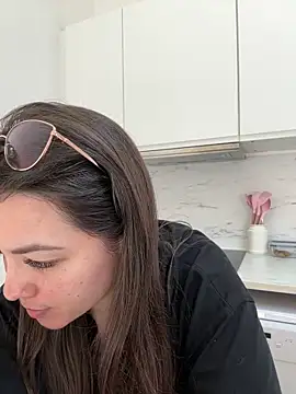 Snapshot of liloush__ chatting on May 20, 2026, 10:43 am liloush online show from May 20, 2026, 10:43 am