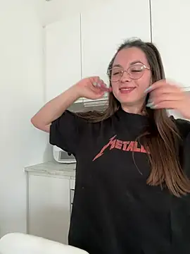 Snapshot of liloush__ chatting on June 4, 2026, 9:15 am liloush online show from June 4, 2026, 9:15 am