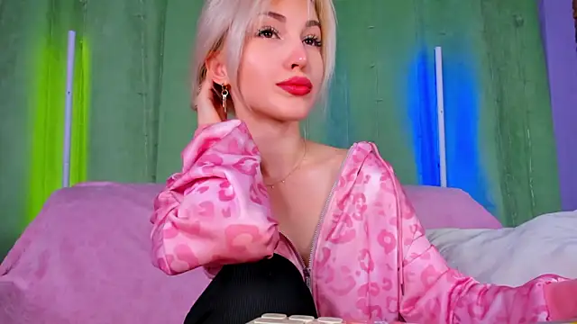 LisaFoxyMe online show from May 14, 2026, 1:23 am