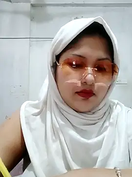 Snapshot of Nusrat-N chatting on April 21, 2026, 2:04 am Nusrat-N online show from April 21, 2026, 2:04 am