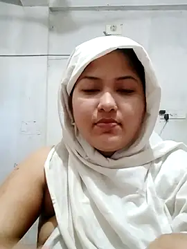 Snapshot of Nusrat-N chatting on May 6, 2026, 1:36 am Nusrat-N online show from May 6, 2026, 1:36 am