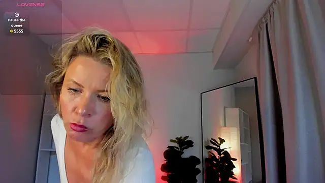 Snapshot of Julia_Giulia chatting on May 21, 2026, 9:44 pm Julia Giulia online show from May 21, 2026, 9:44 pm