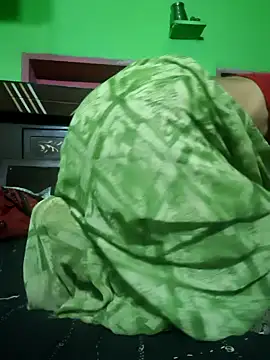 Snapshot of Shreya-couple chatting on October 25, 2025, 1:24 am Shreya-couple online show from October 25, 2025, 1:24 am