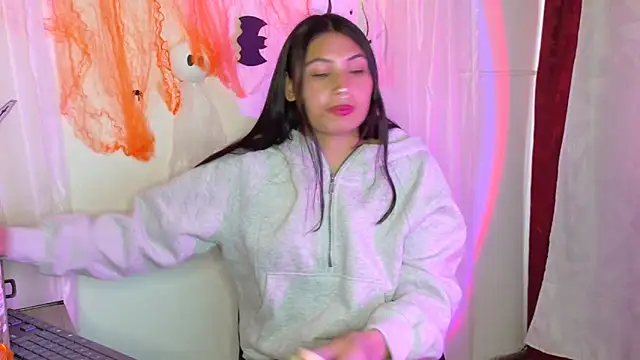 Snapshot of Linda_andrew chatting on October 22, 2025, 7:13 pm Linda andrew online show from October 22, 2025, 7:13 pm