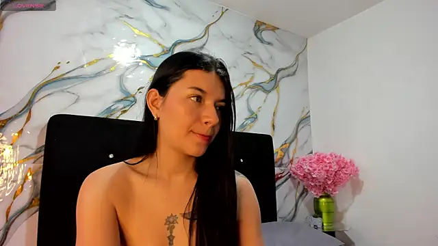 RoxanaBorns  online show from June 30, 2026, 9:21 am