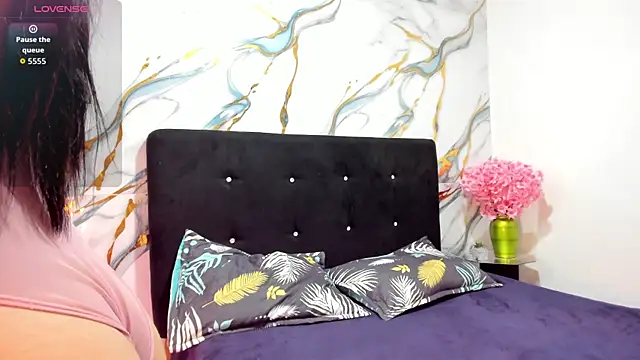 RoxanaBorns  online show from July 6, 2026, 8:55 am