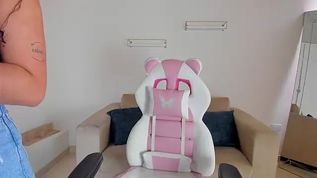 Snapshot of april_smiith chatting on September 19, 2025, 12:28 pm april smiith online show from September 19, 2025, 12:28 pm