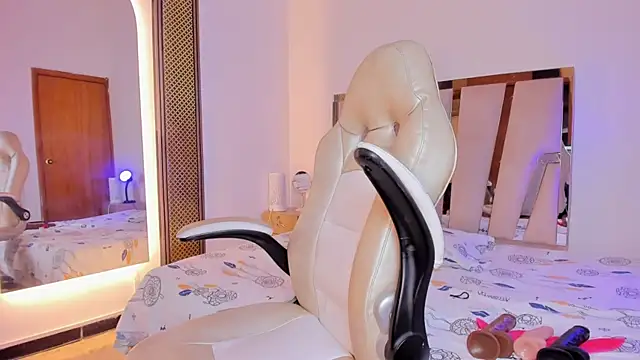 Elowen Clark online show from December 22, 2025, 7:33 pm