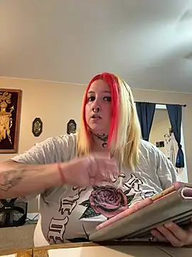 Snapshot of vanessraine chatting on May 28, 2026, 2:20 am vanessraine online show from May 28, 2026, 2:20 am