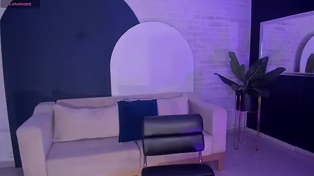 MiaLaurence online show from March 13, 2026, 7:42 pm