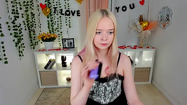 BellaMontgomery online show from February 9, 2026, 4:44 pm